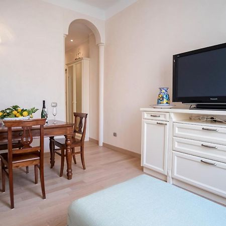 Noliday Suite Riviera Luxury Sea Flat Exterior photo